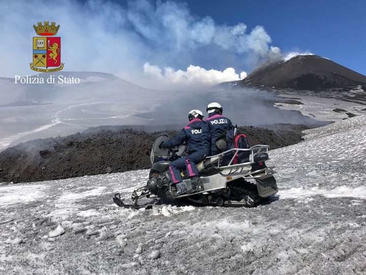 Equipos de rescate acuden a la región del volcán Etna en Italia tras la erupción que dejó varios heridos./ DPA 