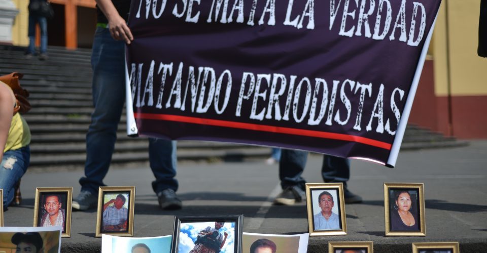 Periodistas protestaron en varias partes del país por el asesinato de Miroslava Breach. 