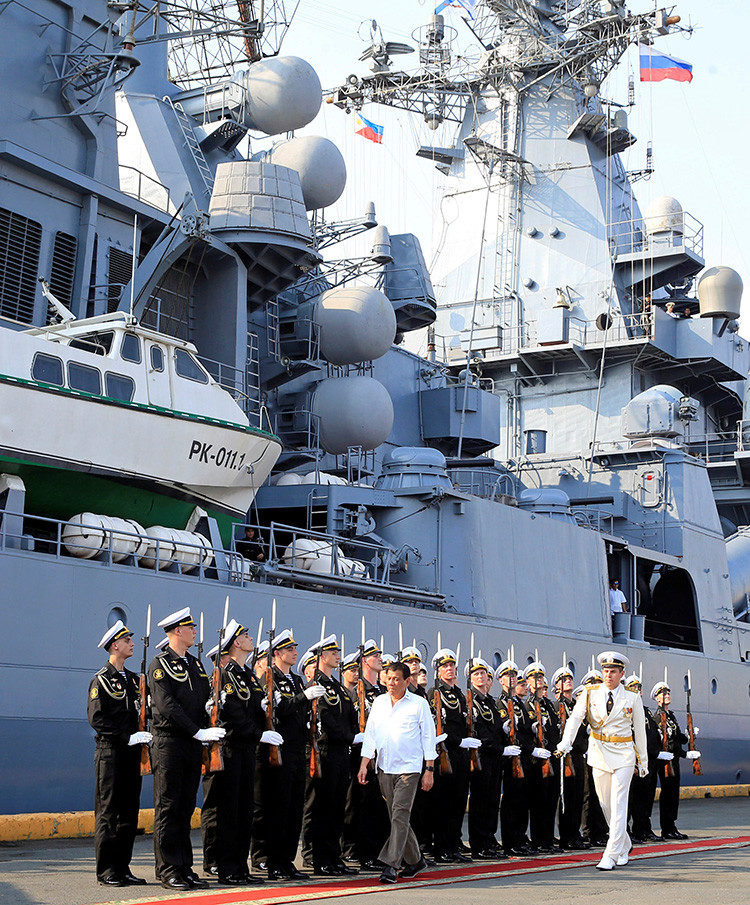 El presidente filipino, Rodrigo Duterte, junto con miembros de la Armada Rusa, en Filipinas, el 21 de abril de 2017. 