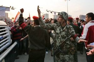 Soldado manifestantes egipto