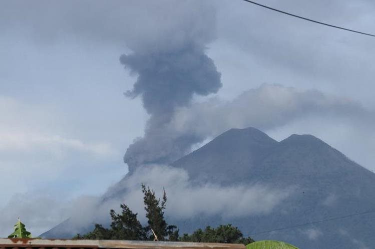 Ceniza del Volcán de Fuego ha alcanzado poblados en Chimaltenango y Sacatepéquez