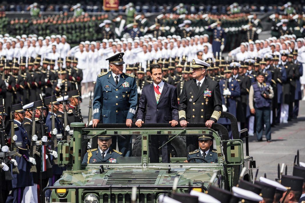 Al centro, el presidente mexicano Enrique Peña Nieto durante el desfile militar del Día de la Independencia, en septiembre de 2016 