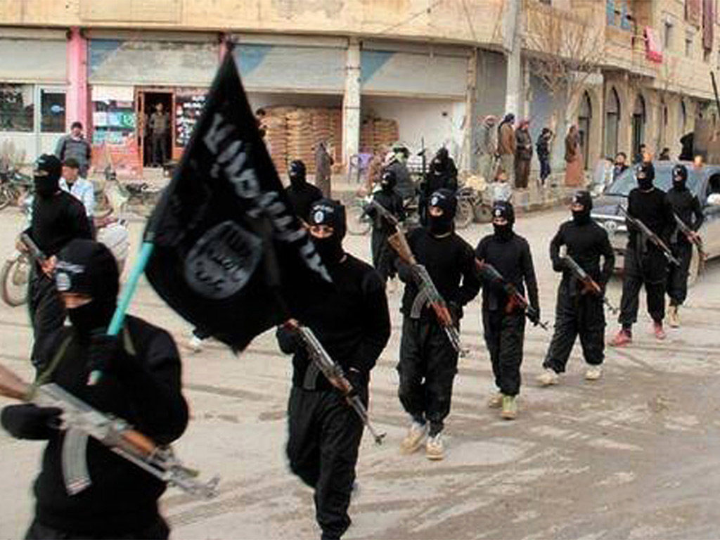 Los yihadistas moderados desfilan por Raqqa