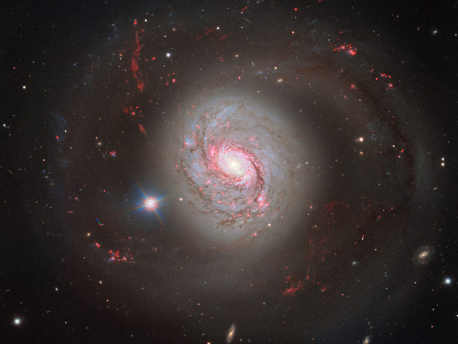 Imagen frontal de la galaxia espiral barrada Messier 77.