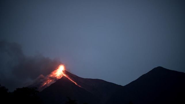El volcán de Fuego de Guatemala entra en erupción, la séptima del año