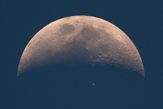Clic para aumentar Moon,ISS