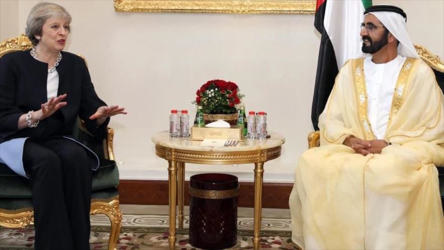 El primer ministro de EAU, el jeque Mohamad bin Rashid Al-Maktoum, y su homólogo británica, Theresa May.