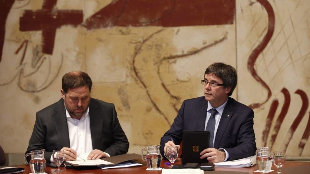 El presidente de la Generalitat, Carles Puigdemont (d), y el vicepresidente del Govern y 'conseller' de Economía, Oriol Junqueras