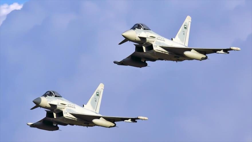 Cazas Eurofighter Typhoon de la Real Fuerza Aérea Saudí vuelan en una maniobra militar.