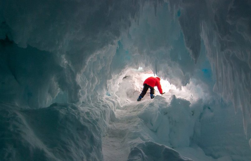 La Antártida podría albergar vida desconocida en cuevas calientes del volcán Erebus.
