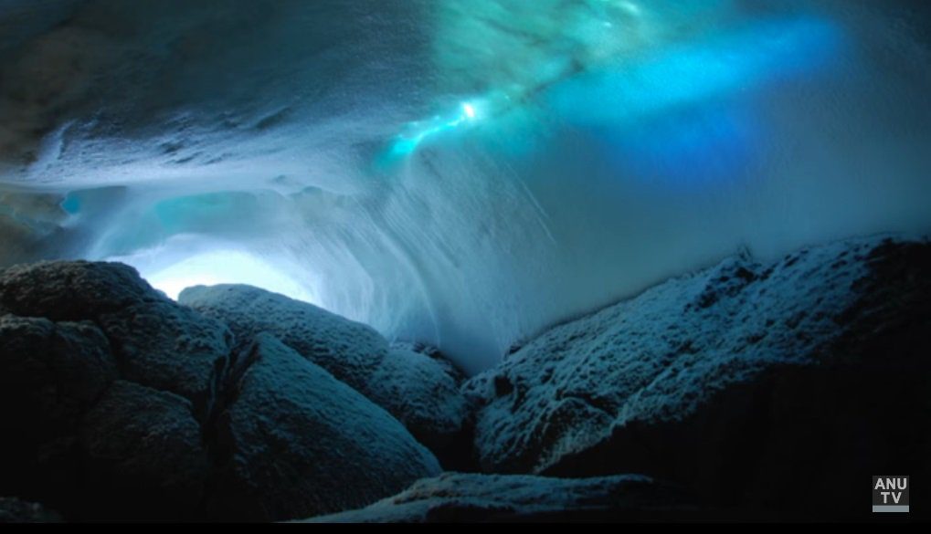 Cueva de hielo del glaciar en el Monte Erebus, volcán activo en la Isla de Ross.