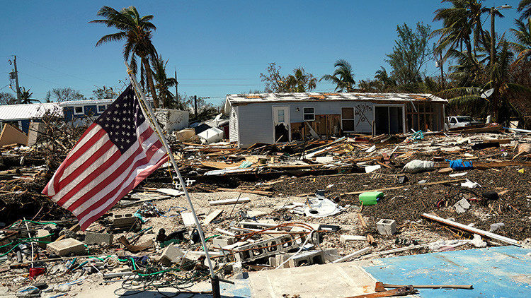 Bandera de EE.UU. sobre los escombros de casas destruidas por el huracán Irma en Islamorada, Florida, el 15 de septiembre de 2017.