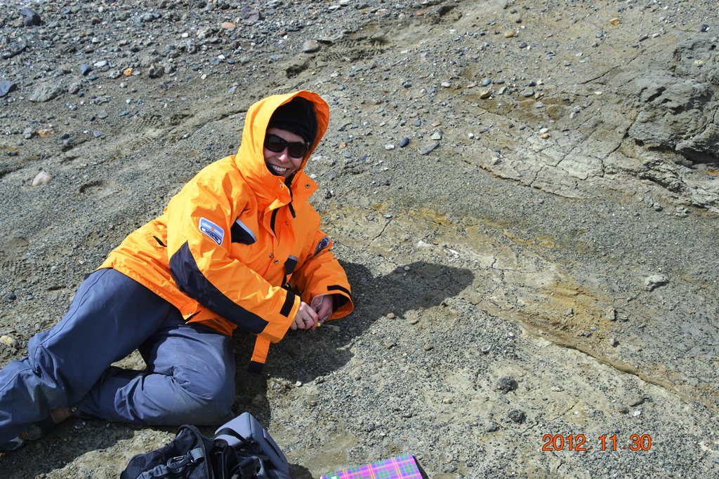 La doctora Carolina Acosta Hospitaleche, investigadora del Museo de La Plata y del CONICET, trabajando en la Antártida en el año 2012.