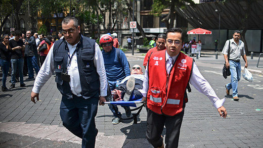 Un hombre es atendido durante el terremoto de 7,1, que coincidió con un simulacro de temblor en la Ciudad de México, el 19 de septiembre de 2017.