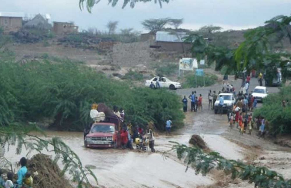 Las lluvias torrenciales que azotan zonas del oriente de la República Democrática del Congo tienen aisladas varias aldeas en las cuales se registraron una decena de muertes, dijeron círculos oficiales hoy aquí.