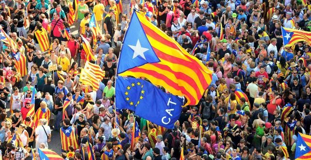 Bandera independentista catalana junto a una de la Unión Europea en la Diada.