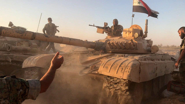 Tanques del Ejército sirio en la zona de Deir ez Zor.