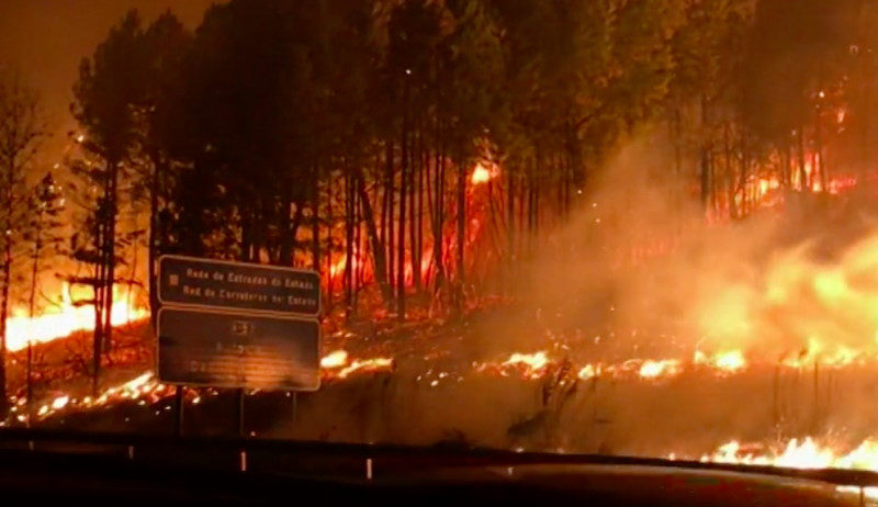 Incendio cerca del municipio de Nigrán (Pontevedra), la noche del 15 de octubre.
