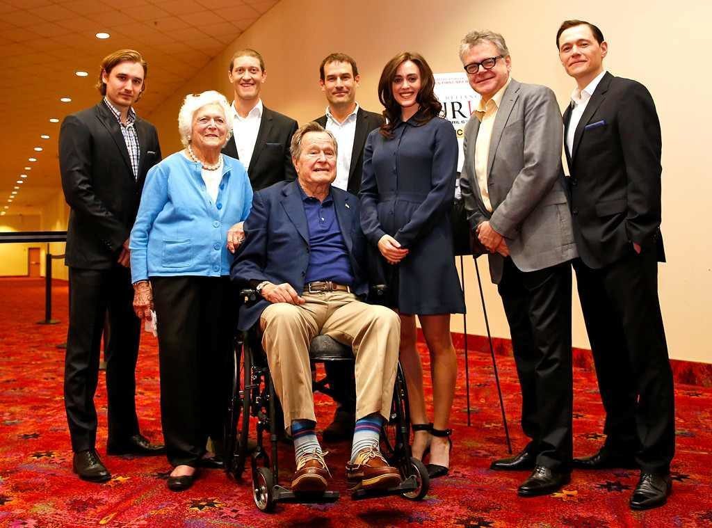 George H.W. Bush optužen da je iz invalidskih kolica neprimjereno dodirivao glumicu