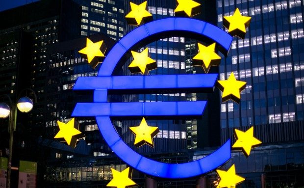 Europska središnja banka u strahu od mogućeg sloma burze, usporava „štampanje“ eura