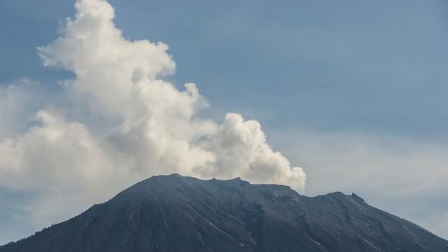 El volcán Agung en Bali expulsa una columna de ceniza de 2.100 metros de altura