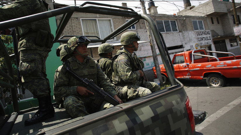 Soldados patrullan las calles de un barrio de la Ciudad de México, 20 de septiembre de 2012.