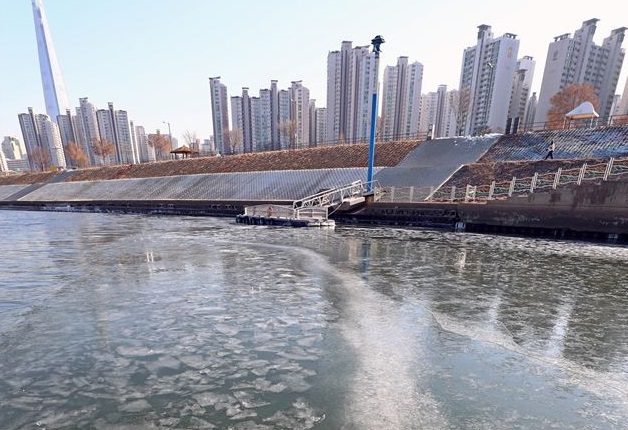 El río Han de Seúl ve la primera formación de hielo en 71 años.