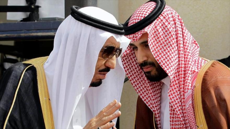 El rey saudí, Salman bin Abdulaziz Al Saud (izda.), y el príncipe heredero Mohamad bin Salman.