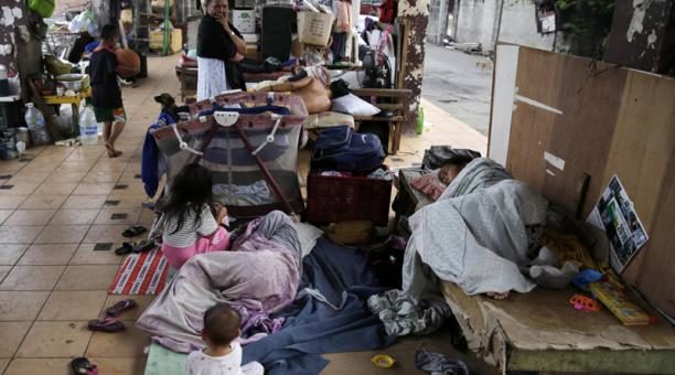 600 familias todavía permanecen evacuadas en Filipinas, después de que la tormenta Agaton golpeara la región.
