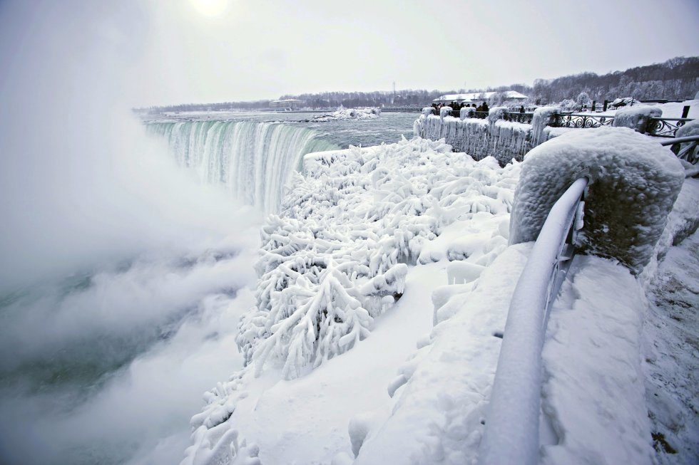 Vista de las cataratas del Niágara congeladas por las bajas temperaturas. 3Vista de las cataratas del Niágara congeladas por las bajas temperaturas. Aaron Lynett/The Canadian Press AP