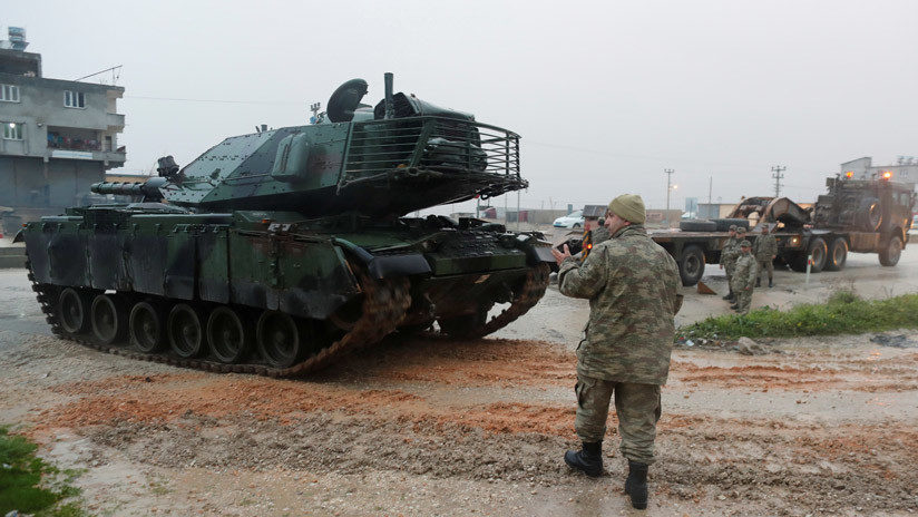 Un tanque turco llega a una base militar en la frontera con Siria. 17 de enero de 2018.