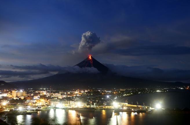 Las autoridades temen una explosión peligrosa en el volcán en las próximas horas.