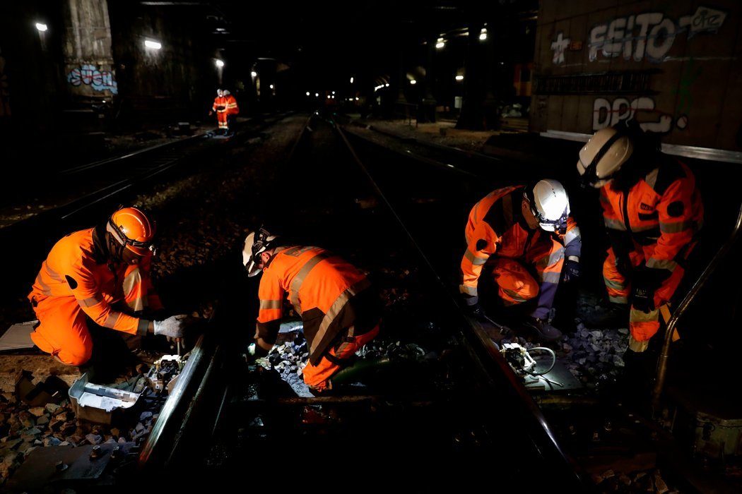 Trabajadores arreglan las vías de la estación de metro cercana al Museo de Orsay. Credit Thomas Samson/Agence France-Presse - Getty Images