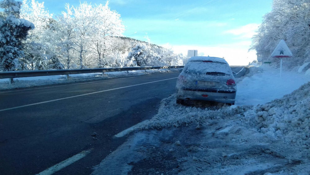 Un coche atrapado por la nieve
