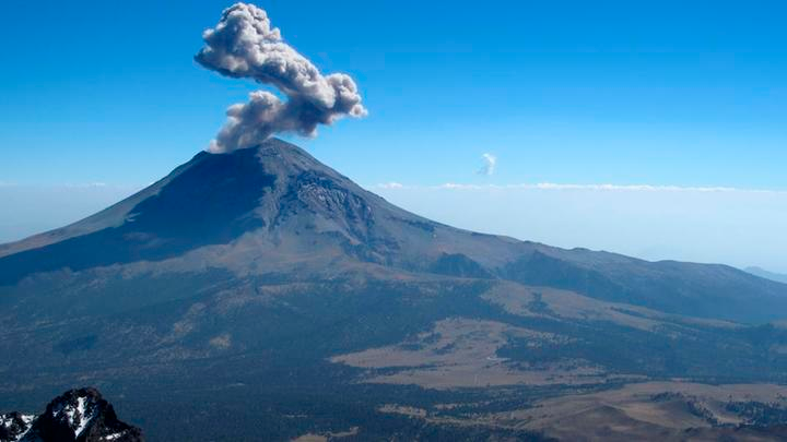 Reportan actividad en volcán tras terremoto en suelo mexicano.