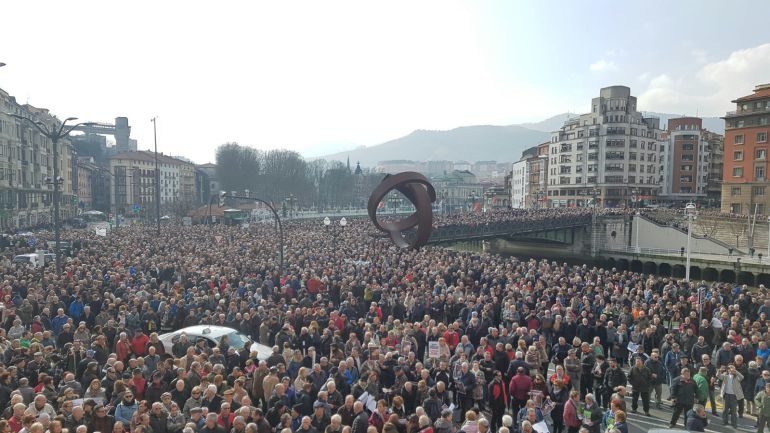 Miles de jubilados se manifiestan en el corazón de Bilbao.