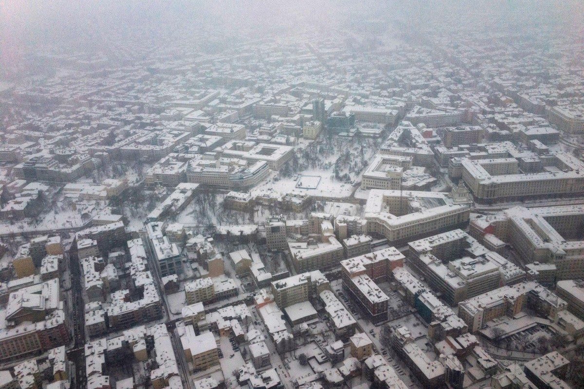 Una fotografía aérea tomada el 26 de febrero de 2018 muestra edificios cubiertos de nieve en Sofía.