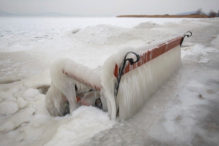 La nieve cubre un banco en la orilla del lago Balaton en Balatonfenyves, 155 kms al suroeste de Budapest, Hungría, el lunes, 26 de febrero 2018