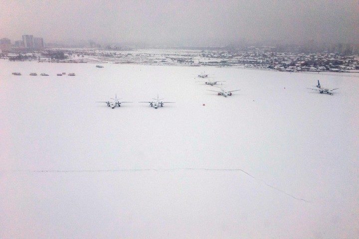 na foto tomada a través de la ventana de un avión que aterriza en la pista del aeropuerto de Sofía el 26 de febrero de 2018.
