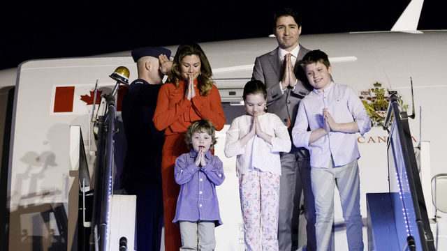 Los Trudeau a su llegada a Nueva Delhi.