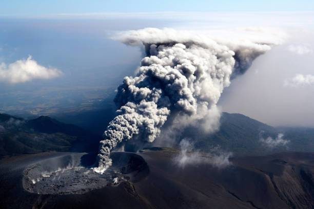 Volcán Shinmoedake de Japón hace erupción y provoca la cancelación de decenas de vuelos .