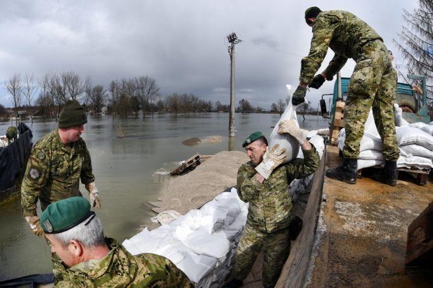 Croatian soldiers shore up flood defences as rivers rise, March 2018.