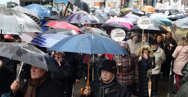 Miles de pensionistas se concentran bajo la lluvia en Madrid.