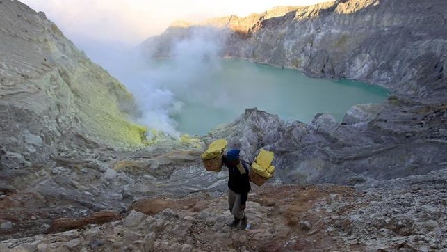 Al menos 30 intoxicados tras la expulsión de gas en un volcán indonesio