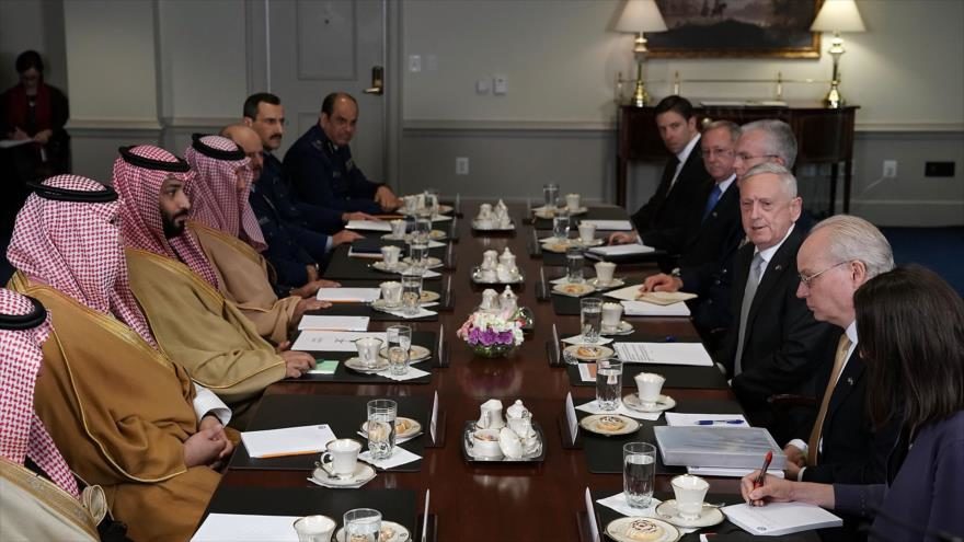 l jefe del Pentágono, James Mattis, se reúne con el príncipe heredero saudí, Mohamad bin Salman, en Washington, 22 de marzo de 2018.
