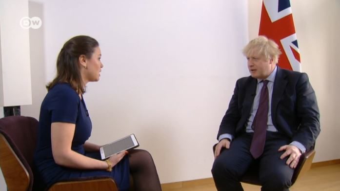 Zhanna Nemtsova entrevistando a Boris Johnson para DW.