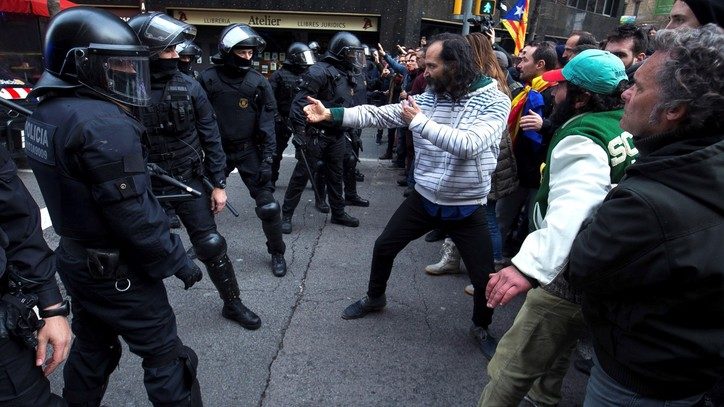 Los Mossos cargan contra manifestantes que intentan llegar a la Delegación del Gobierno.