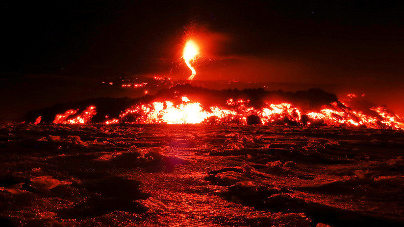 El monte Etna en erupción, Sicilia, Italia, el 18 de febrero, 2017.