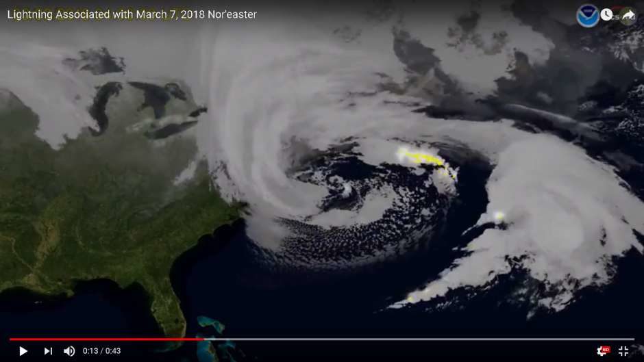 Satélites de NOAA captan una tormenta de rayos y truenos durante una nevada. Cortesía NOAA