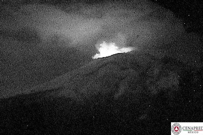 Volcán Popocatépetl amanece con incandescencia.